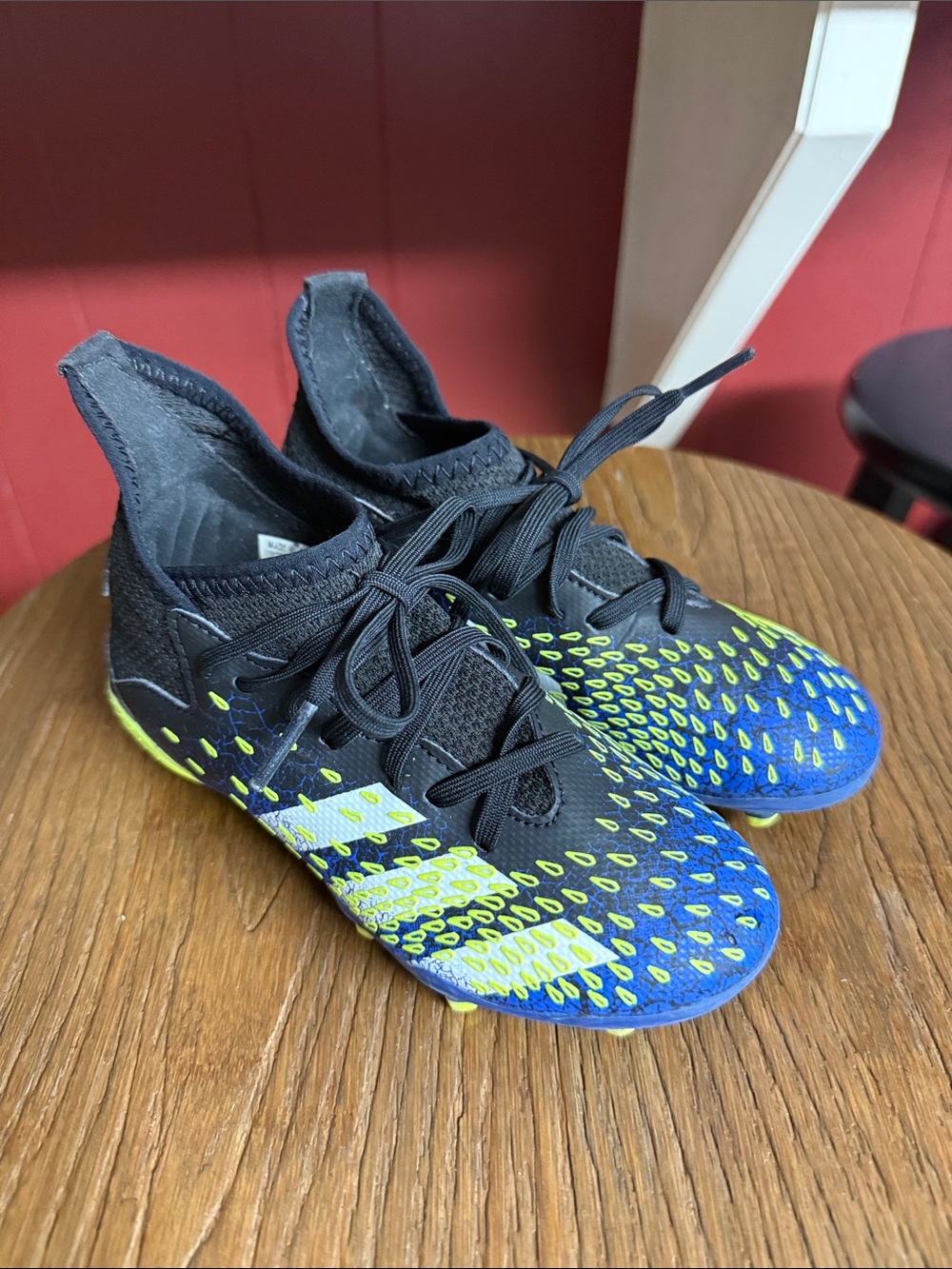 adidas Predator
Freak .3 soccer cleats feature a high-top